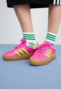 GAZELLE BOLD - Sneaker low - semi lucid fuchsia/solar slime/gold