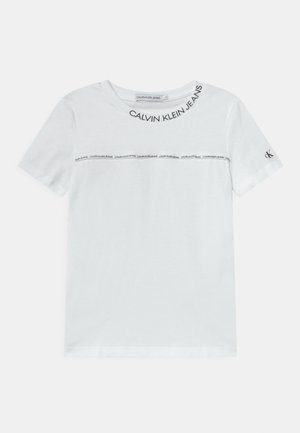 Biała koszulka z krótkim rękawem z nadrukiem "CALVIN KLEIN JEANS" wokół szyi oraz poziomym paskiem na piersi, małe logo na rękawie.