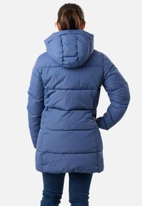 Vadderad blå jacka med huva, med horisontella quiltade sektioner och en medellång design. Mjuk textur och slät yta.