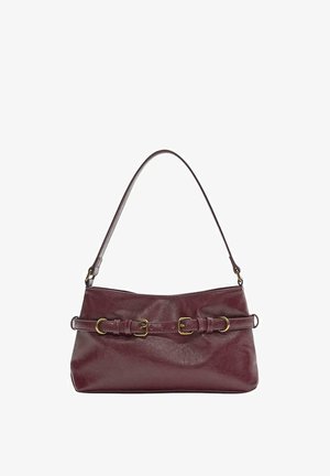 Dunkelroter Lederhandtasche mit geschwungener Form, einem langen Riemen und zwei goldfarbenen Schnallen auf der Vorderseite zur Dekoration und Struktur.