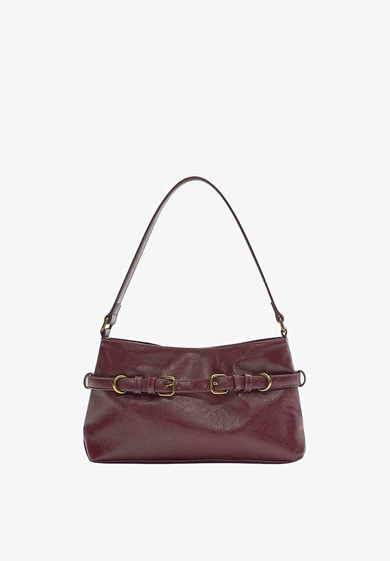 Bordo usnjena torbica z zaobljeno obliko, dolgim trakom in dvema zlatima sponkama spredaj za okras in strukturo.