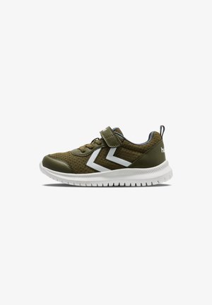 Olivengrøn mesh sneaker med hvide chevronstriber, justerbar rem, trækflig og hvid fleksibel gummisål.