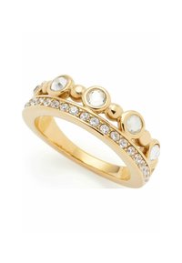 Ring i guldton med en rad av små klara kristaller och en utsmyckad pärldesign ovanpå, med större runda stenar som dekorationer.