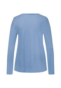Camisa de manga larga azul claro con escote redondo, hecha de una tela suave, que presenta un corte holgado y un diseño simple y sin costuras. Dobladillo recto.