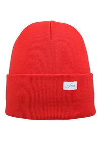 Rote gestrickte Mütze mit umgeschlagenem Saum, ausgestattet mit einem kleinen weißen Markenlabel an der Seite. Glatte Textur und gleichmäßiges Rippenmuster.