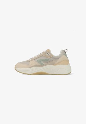 Beige en lichtgroene sportieve sneaker met dikke witte zool, bovenwerk van suède en mesh, vetersluiting en trekkoord aan de hiel.