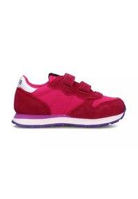 Scarpa sportiva rosa e rossa in suede e mesh, con doppie fasce in velcro, un dettaglio sul tallone bianco e suola viola.