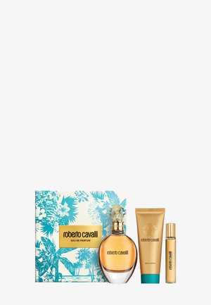 Set de regalo de fragancia Roberto Cavalli con caja de patrón tropical, botella de perfume redonda con tapa dorada, tubo de loción corporal dorada y pequeño frasco aplicador rodante.