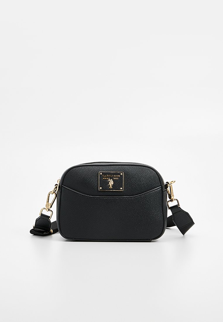 Sac en bandoulière en cuir noir avec quincaillerie dorée, surface texturée, forme arrondie et plaque de logo à l'avant. Inclut une sangle ajustable.