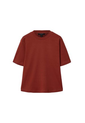 T-shirt à manches courtes de couleur rouille avec un col rond, un ourlet droit et une petite étiquette noire à l'intérieur du col.