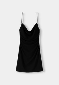 Svart klänning med cowl-halsband som har tunna justerbara axelband, en figurnära silhuett, draperad textur och samlade siddekor.