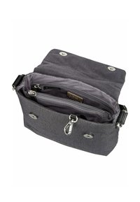 Borsa a tracolla grigia in tessuto con pattina, due chiusure magnetiche, tasche interne e un gancio in metallo argentato. Texture liscia, forma rettangolare.