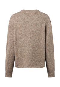 Beżowy sweter dziany z okrągłym dekoltem, długimi rękawami i luźnym krojem. Tkanina ma miękką, teksturowaną powierzchnię z delikatnymi odcieniami.