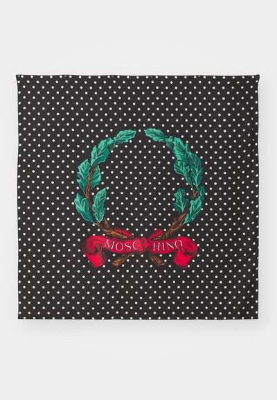Bufanda negra con lunares blancos. Presenta un diseño de corona verde con ramas marrones y una cinta roja con la inscripción "MOSCHINO" en texto blanco.