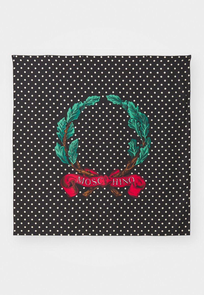 Μαύρο κασκόλ με άσπρες βούλες. Διαθέτει σχέδιο με πράσινο στεφάνι, καφέ κλάδους και κόκκινη κορδέλα που φέρει το "MOSCHINO" σε λευκό κείμενο.