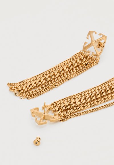 Σκουλαρίκια με φούντες και αλυσίδα σε χρυσό τόνο, με καρφιά σε σχήμα άγκυρας και αφαιρούμενους πίσω στηρίγματα, σε λευκό φόντο.