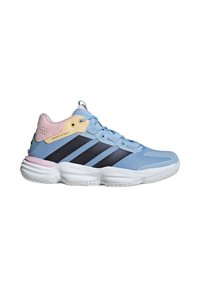 Scarpa sportiva azzurro chiaro con strisce laterali nere, dettagli gialli e rosa. Presenta una tomaia in mesh testurizzata e una suola bianca imbottita.