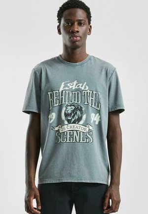 - T-shirt z nadrukiem