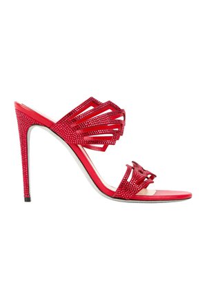 Sandale rouge à talon haut avec bout ouvert et deux brides découpées ornées de petits strass rouges.