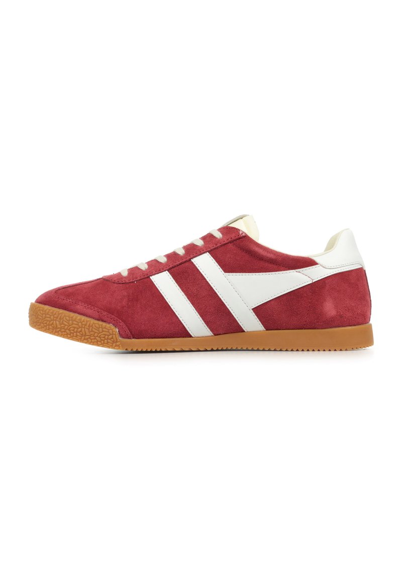 Zapatillas de ante rojas con franjas de cuero blanco, punta redonda, diseño con cordones y suela de goma. Presenta una suela texturizada para mayor agarre.