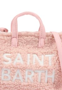 Borsa a tracolla rosa in materiale soffice, con manici corti e "SAINT BARTH" ricamato in bianco. Accenti in colore abbinato.