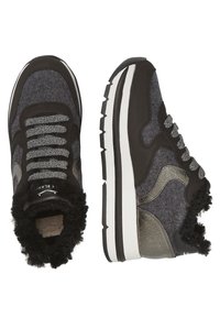 Zwarte en grijze sneakers met een bovenwerk van gestructureerde stof, metallic accenten, een luxe voering en een witte buitenzool met een zigzagpatroon.