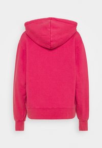 Sweat à capuche rose vif à manches longues, avec poignets côtelés et taille ajustée, vu de dos sur un fond uni.