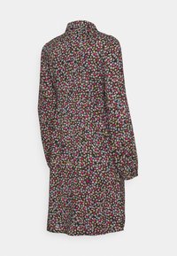Vestido floral com um fundo preto adornado com pequenas flores rosas, azuis e amarelas, gola de colarinho e mangas longas.