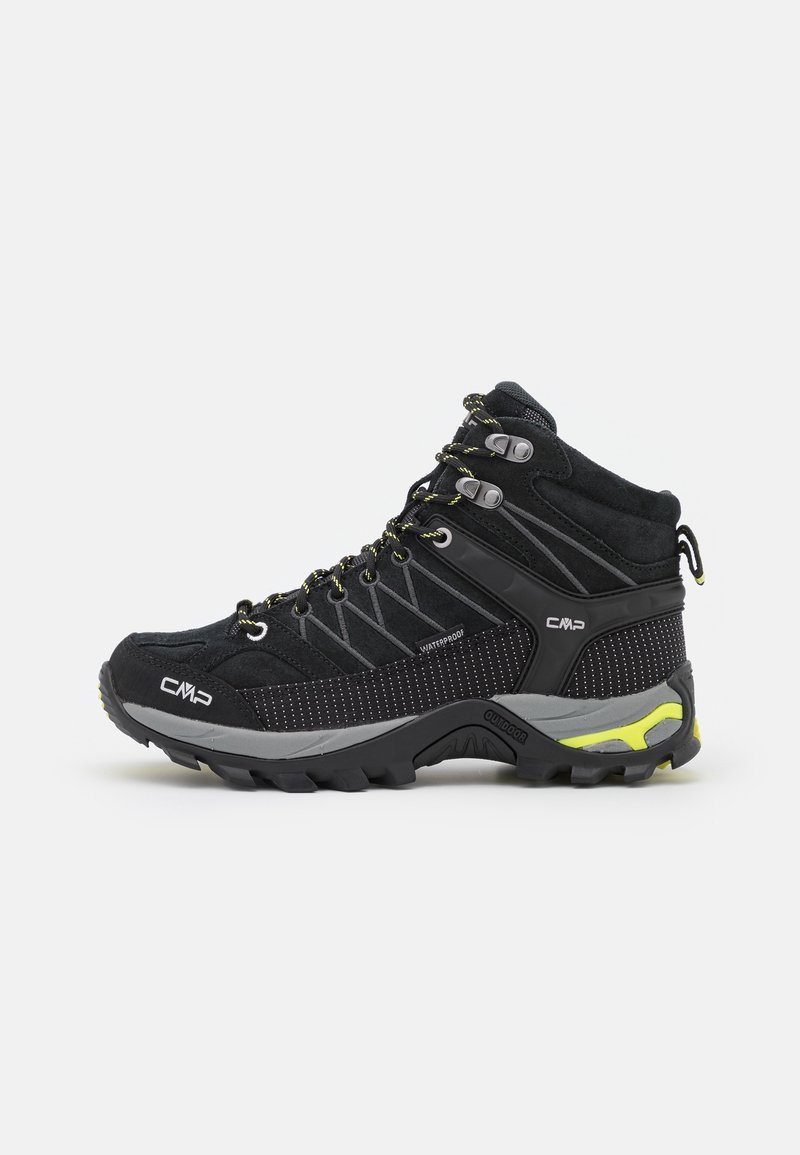 Botas de senderismo impermeables en negro y gris con detalles en amarillo, suela de gruesa tracción y ojales de metal para los cordones, vista lateral sobre fondo blanco.