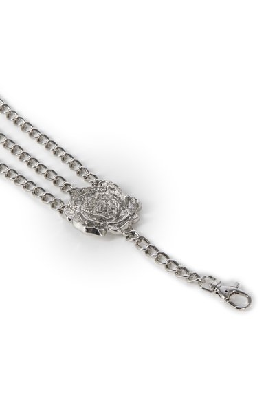 Silberarmband mit einer strukturierten Rosenverzierung in der Mitte und einem Karabinerverschluss, versehen mit mehreren miteinander verbundenen Gliedern.