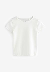 Weißes, geripptes T-Shirt mit kurzen Ärmeln, runder Ausschnitt und gewellten Kanten, mit weicher Textur und taillierter Passform. Markenetikett sichtbar.