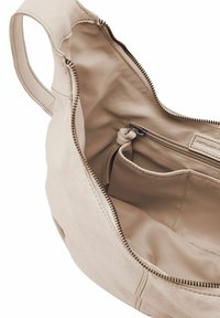 Borsa a mano in pelle beige con chiusura lampo e tasca interna con zip. Texture morbida e curve sinuose lungo il bordo superiore.