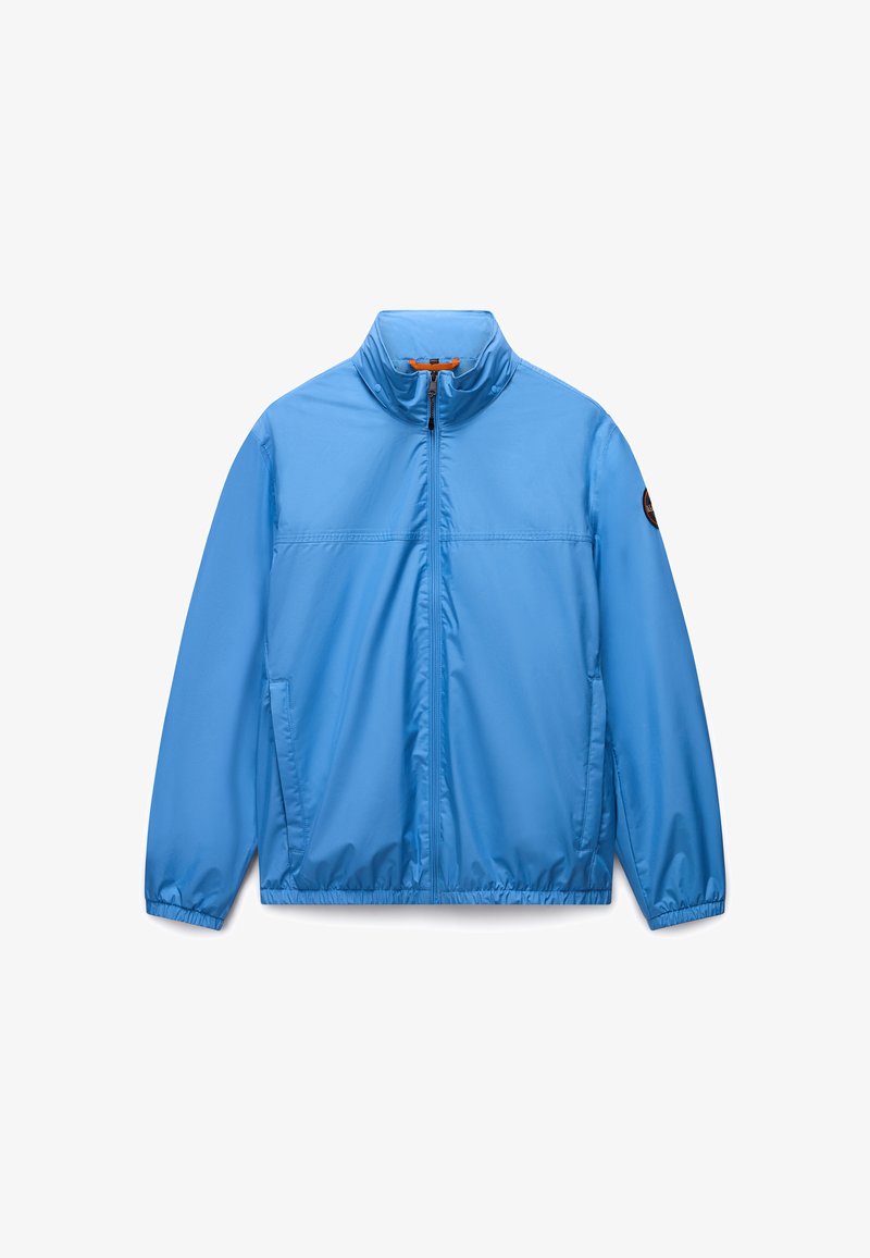 Μπλε ελαφρύ μπουφάν, υλικό νάιλον, ψηλός γιακάς, πλήρης φερμουάρ, πλαϊνές τσέπες, ελαστικά μανσέτα και τελείωμα. Διαθέτει λογότυπο στο μανίκι.