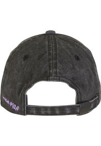 Melnas džinsu stila cepures ar izliekto vizieri, regulējamu aizmugures siksniņu un violetu izšūtu tekstu aizmugurē. Strukturēta auduma ar smalku nokrāsu.