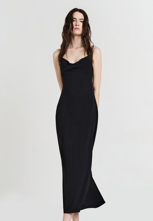 Schwarzes ärmelloses Maxikleid mit einem Wasserfallausschnitt, glatter Textur, taillierter Silhouette und seitlichem Schlitz für mehr Bewegungsfreiheit.