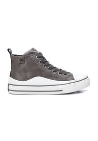 Zapatillas altas de cuero gris con suela de goma blanca, puntera redonda y ojales de metal. Cuenta con un panel texturizado y una lengüeta en el talón.