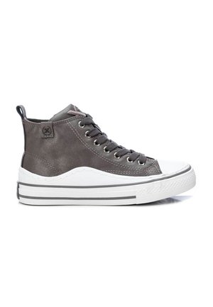 Zapatillas altas de cuero gris con suela de goma blanca, puntera redonda y ojales de metal. Cuenta con un panel texturizado y una lengüeta en el talón.