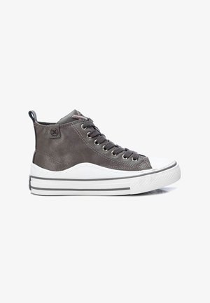 Zapatillas altas de cuero gris con suela de goma blanca, puntera redonda y ojales de metal. Cuenta con un panel texturizado y una lengüeta en el talón.