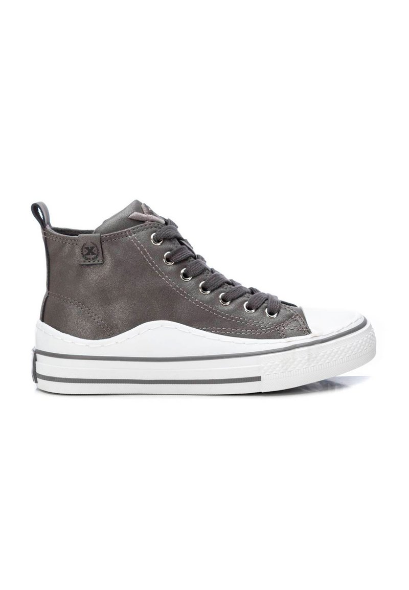 Zapatillas altas de cuero gris con suela de goma blanca, puntera redonda y ojales de metal. Cuenta con un panel texturizado y una lengüeta en el talón.