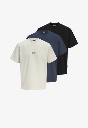 Drei schlichte T-Shirts mit Rundhalsausschnitt in Weiß mit kleinem Logo, Marineblau und Schwarz, übereinandergelegt vor weißem Hintergrund angeordnet.