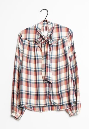 Langærmet ternet bluse med lyserøde, hvide og blå striber, sløjfe i halsudskæringen, knapper foran og rynkede manchetter på en sort bøjle.