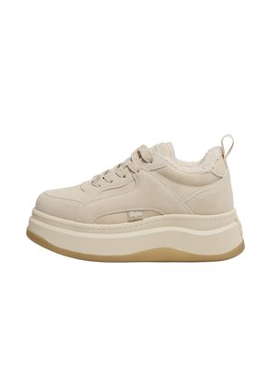 Beige Plattform-Sneakers aus glattem Wildleder und Textil, mit einem flauschigen Kragen und einer strukturierten Gummisohle. Rundschnäuzige Form mit Schnürsenkeln.