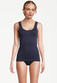 Canotta in cotone blu navy con spalline larghe e scollo tondo, caratterizzata da un design aderente. Accompagnata da slip bikini abbinati blu navy.