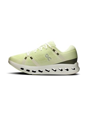 Chaussure de sport vert clair avec lacets blancs, dessus en maille respirante et semelle blanche comportant des éléments de rembourrage ovales noirs découpés.