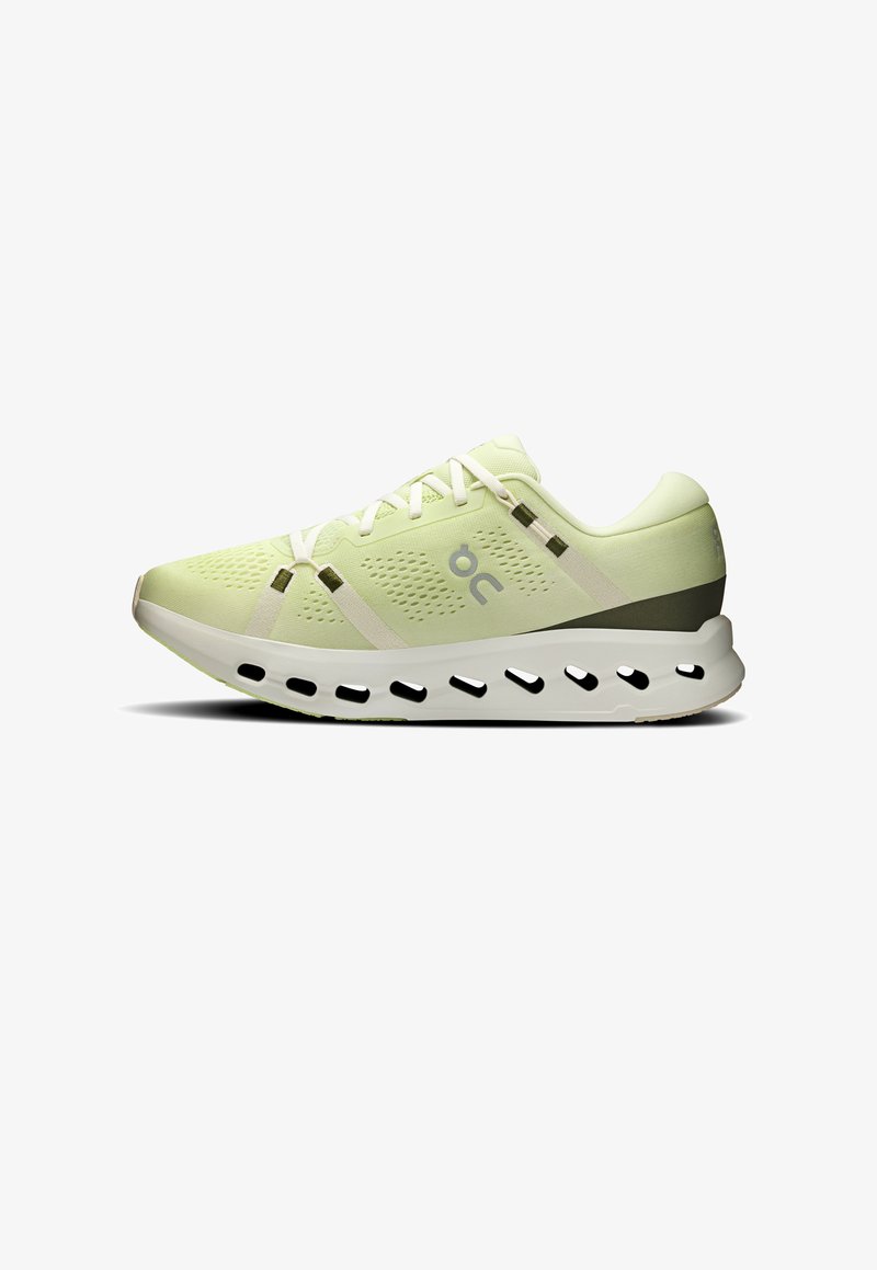 Chaussure de sport vert clair avec lacets blancs, dessus en maille respirante et semelle blanche comportant des éléments de rembourrage ovales noirs découpés.
