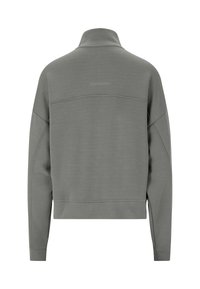 Lichtgrijze pullover met een hoge kraag, lange mouwen en een relaxte pasvorm. Beschikt over subtiele branding en een gladde, gestructureerde stof.