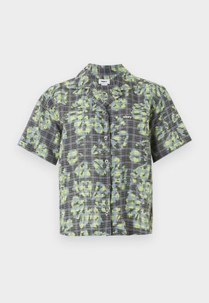 Kortermet skjorte med knapper, grå rutemønster og gul-blå batikkmønster, krage, og liten "obey"-logo på brystlommen.