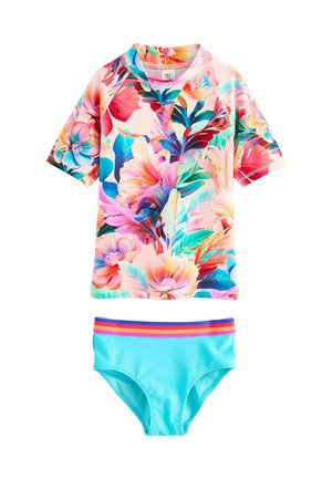 Blumenmuster Rash Guard in Pink, mit kurzen Ärmeln und hohem Kragen, kombiniert mit hellblauen Schwimmhosen mit bunten Streifen.