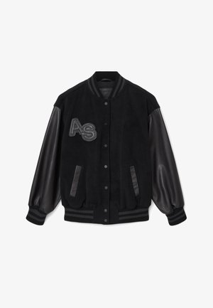 Chaqueta varsity negra con cuerpo de lana y mangas de cuero, puños y cuello acanalados. Logo bordado "AS" en la parte delantera.