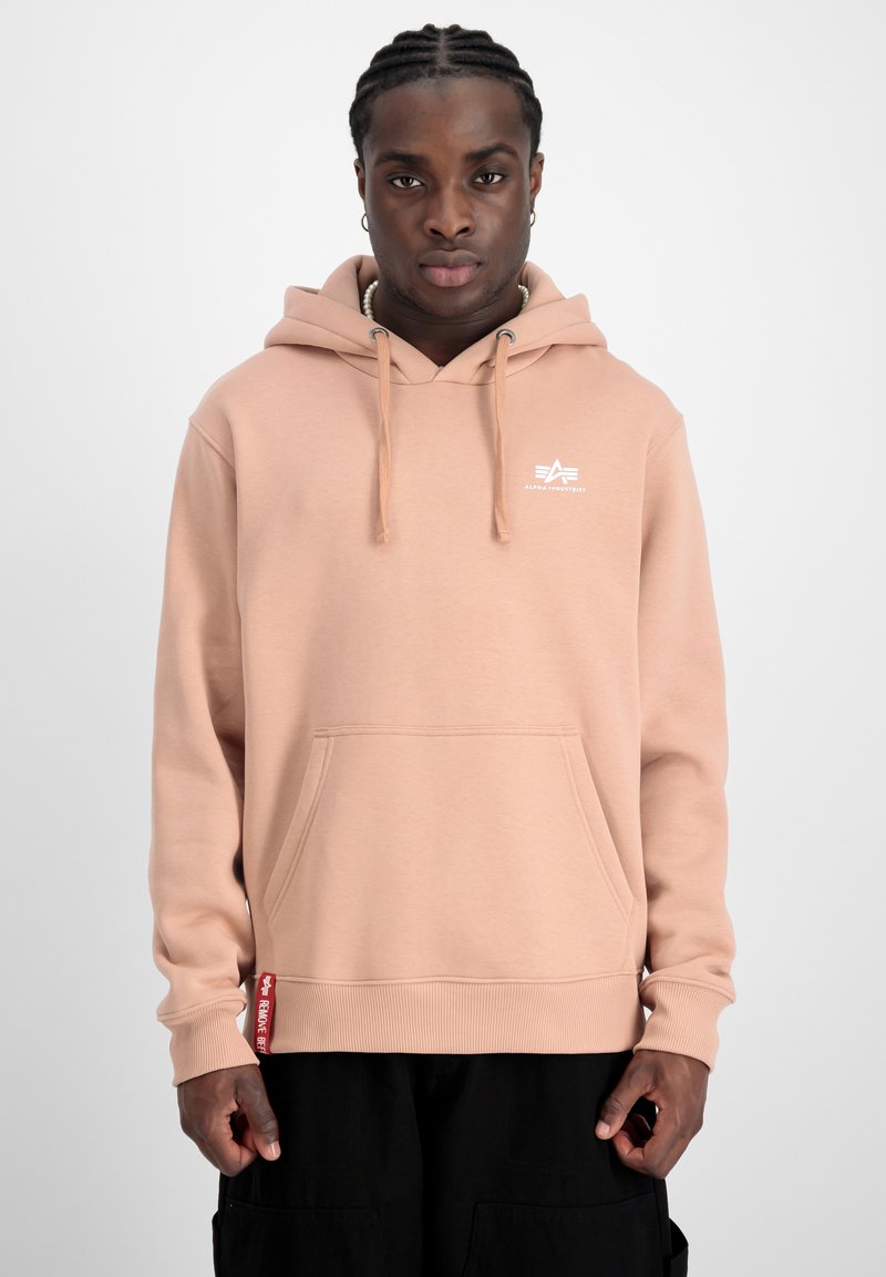 Hoodie rosa chiaro realizzato in morbido tessuto, con tasca frontale, cappuccio con coulisse, polsini a costine e un piccolo logo bianco sul petto.